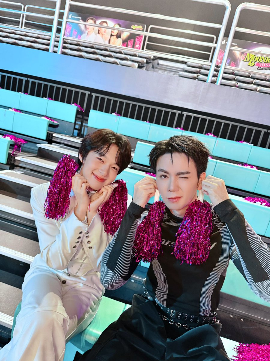 iLeang21's tweet photo. ฮูเล่ ฮูเล่ ทีมสีชมพูพร้อมลงสนามแล้วงับ มารอเชียร์กันด้วยน้า เย่ เย้ 🩷

ZEENUNEW NONGZON MOONRISE
#ซีนุนิวเจ๋งใต้แสงจันทร์
#SRICHANDSASIMOONRISE https://t.co/rY9LrM9qwh
