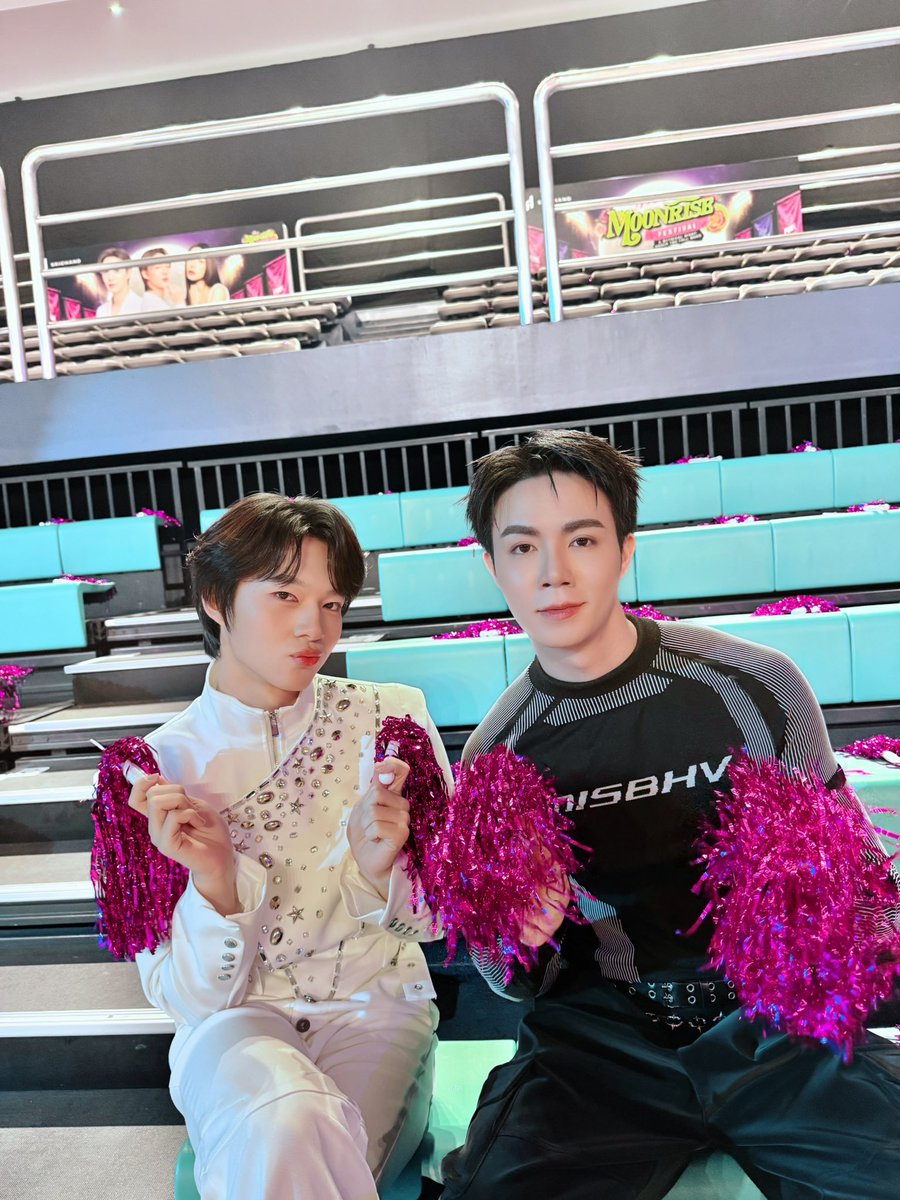 iLeang21's tweet photo. ฮูเล่ ฮูเล่ ทีมสีชมพูพร้อมลงสนามแล้วงับ มารอเชียร์กันด้วยน้า เย่ เย้ 🩷

ZEENUNEW NONGZON MOONRISE
#ซีนุนิวเจ๋งใต้แสงจันทร์
#SRICHANDSASIMOONRISE https://t.co/rY9LrM9qwh
