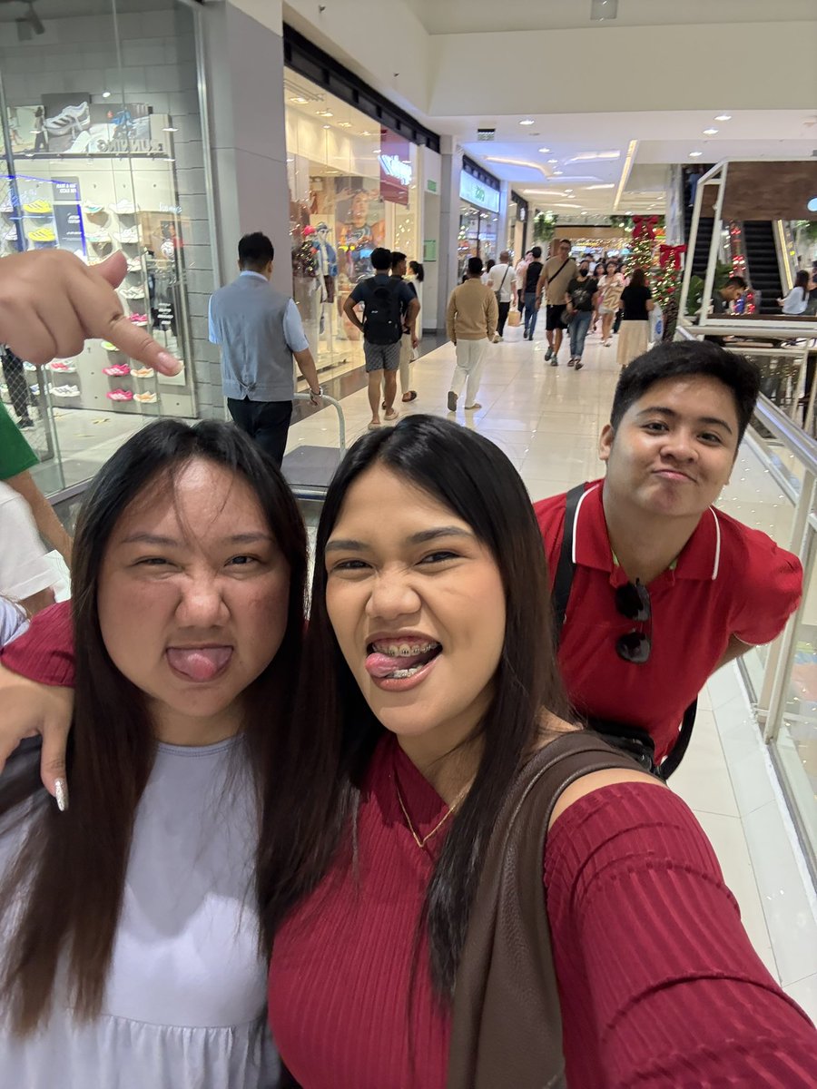 leahjeanp's tweet photo. proof that we always support each other. 🪬🧿 https://t.co/WaineqSbN1