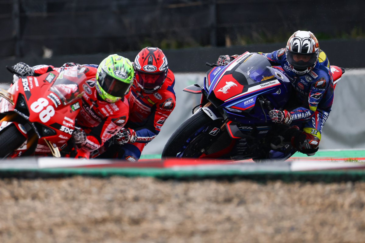 yamaha_race's tweet photo. │◤通算95勝目◢│
#中須賀克行選手＆YZF-R1がラストレースで優勝🏆
これが、日本を最高のライダー、絶対王者の力だ！

#YamahaFactoryRacing #YZFR1 #R1 #YAMAHA
#中須賀ラストイヤー https://t.co/NBQihO3R5T