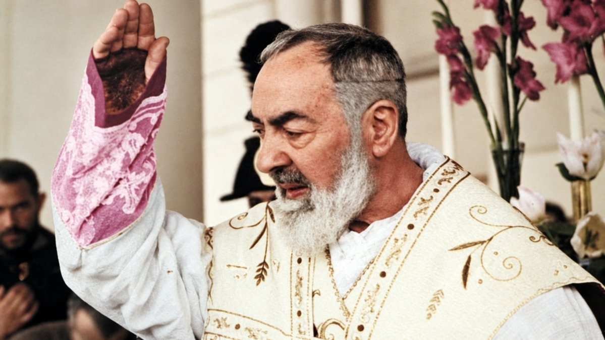 parolecristiane's tweet photo. Benedetta la crisi che ti ha fatto crescere, la caduta che ti ha fatto guardare al cielo, il problema che ti ha fatto cercare Dio.
– Padre Pio da Pietrelcina https://t.co/VlkhYikg82