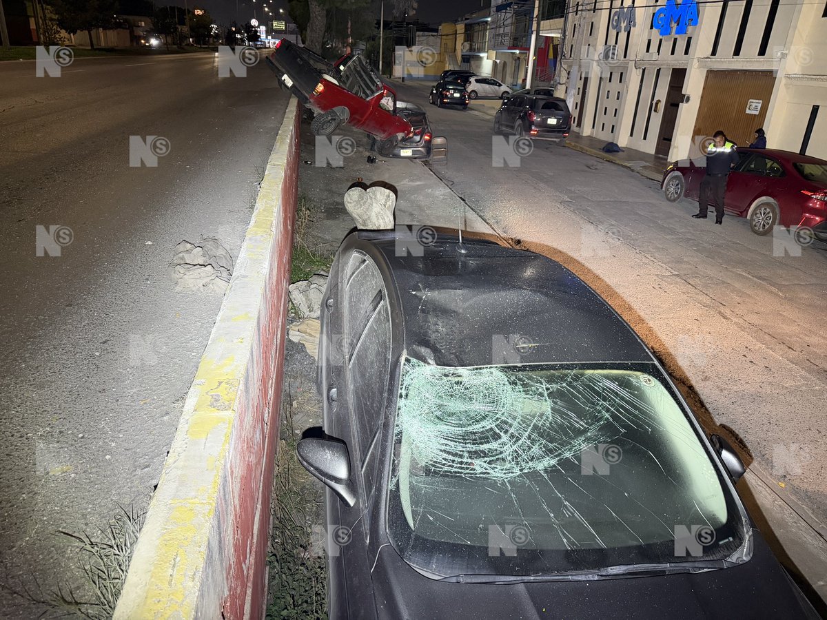 nSaltillo's tweet photo. 🔴 ¡CAMIONETA CAE SOBRE DOS AUTOS Y EL CONDUCTOR HUYE!

Una camioneta cayó sobre dos vehículos que se encontraban estacionados en la lateral del bulevar Jesús Valdés Sánchez, a la altura de la colonia Oceanía, en Saltillo.

El responsable del percance conducía una camioneta Ford Ranger de oriente a poniente cuando, al llegar a la altura de la calle Inglaterra, perdió el control y terminó encima de un automóvil Ford y un Seat que estaban estacionados sobre la banqueta.

Tras el accidente, el conductor huyó del lugar y abandonó la camioneta. En el interior de la unidad se localizaron bebidas alcohólicas y marihuana, por lo que no se descartó que manejara bajo los efectos de alguna sustancia. #Saltillo