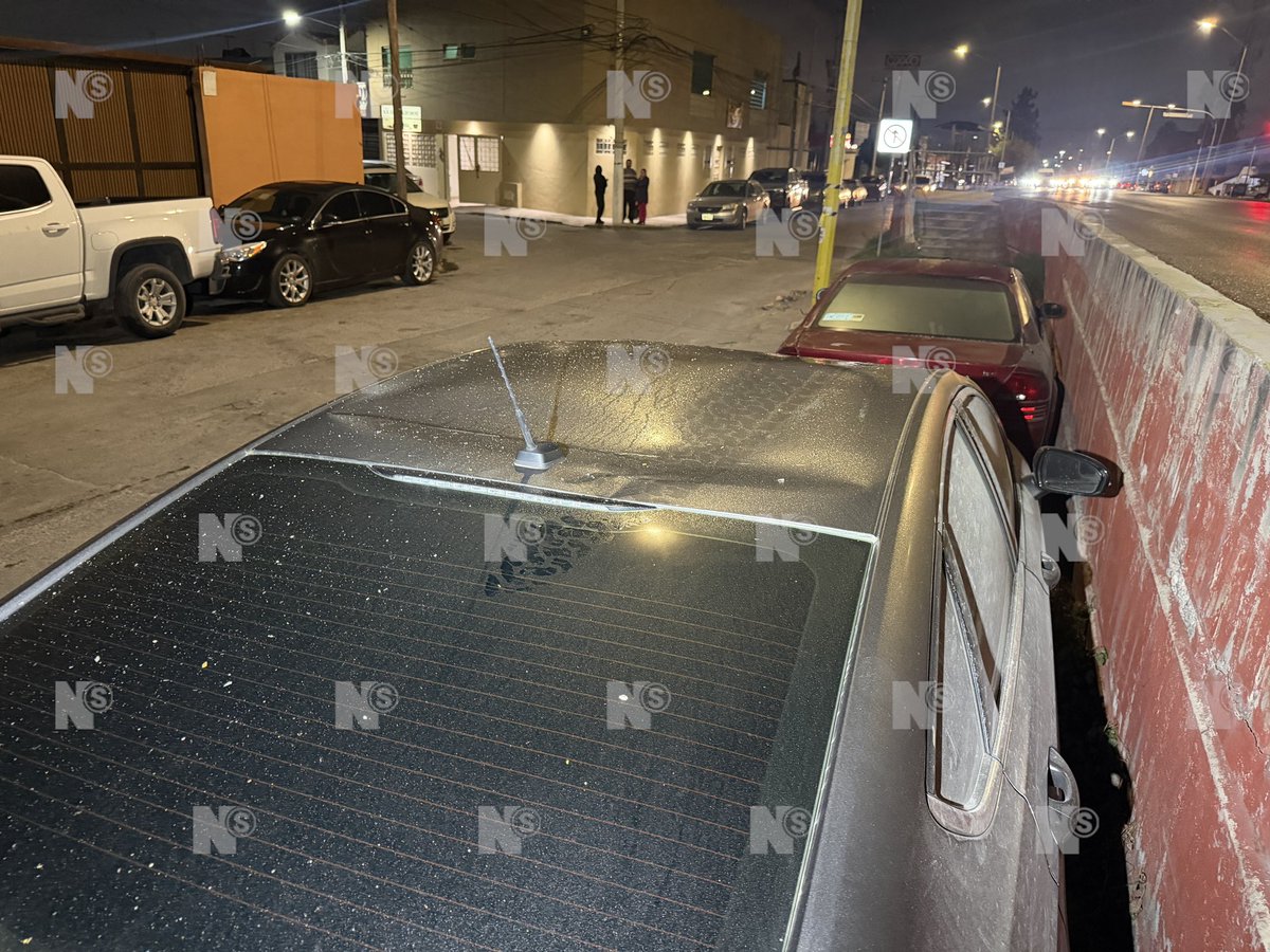 nSaltillo's tweet photo. 🔴 ¡CAMIONETA CAE SOBRE DOS AUTOS Y EL CONDUCTOR HUYE!

Una camioneta cayó sobre dos vehículos que se encontraban estacionados en la lateral del bulevar Jesús Valdés Sánchez, a la altura de la colonia Oceanía, en Saltillo.

El responsable del percance conducía una camioneta Ford Ranger de oriente a poniente cuando, al llegar a la altura de la calle Inglaterra, perdió el control y terminó encima de un automóvil Ford y un Seat que estaban estacionados sobre la banqueta.

Tras el accidente, el conductor huyó del lugar y abandonó la camioneta. En el interior de la unidad se localizaron bebidas alcohólicas y marihuana, por lo que no se descartó que manejara bajo los efectos de alguna sustancia. #Saltillo