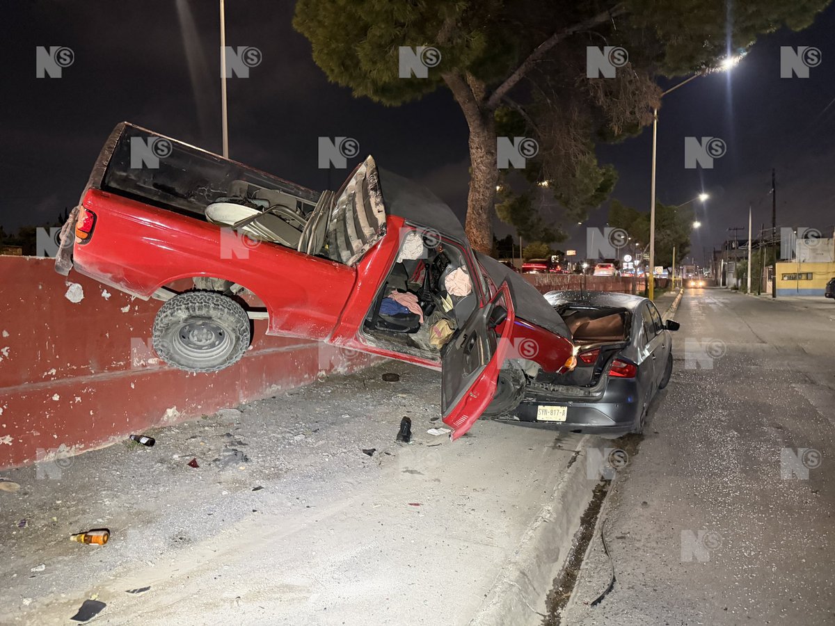 nSaltillo's tweet photo. 🔴 ¡CAMIONETA CAE SOBRE DOS AUTOS Y EL CONDUCTOR HUYE!

Una camioneta cayó sobre dos vehículos que se encontraban estacionados en la lateral del bulevar Jesús Valdés Sánchez, a la altura de la colonia Oceanía, en Saltillo.

El responsable del percance conducía una camioneta Ford Ranger de oriente a poniente cuando, al llegar a la altura de la calle Inglaterra, perdió el control y terminó encima de un automóvil Ford y un Seat que estaban estacionados sobre la banqueta.

Tras el accidente, el conductor huyó del lugar y abandonó la camioneta. En el interior de la unidad se localizaron bebidas alcohólicas y marihuana, por lo que no se descartó que manejara bajo los efectos de alguna sustancia. #Saltillo