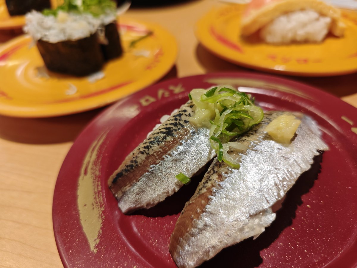 falsamoflucts96's tweet photo. 友達とスシローに来た〜！
サンマとしらす軍艦が美味しい〜⸜(*´˘`*)⸝ https://t.co/dyGqLLPNSF