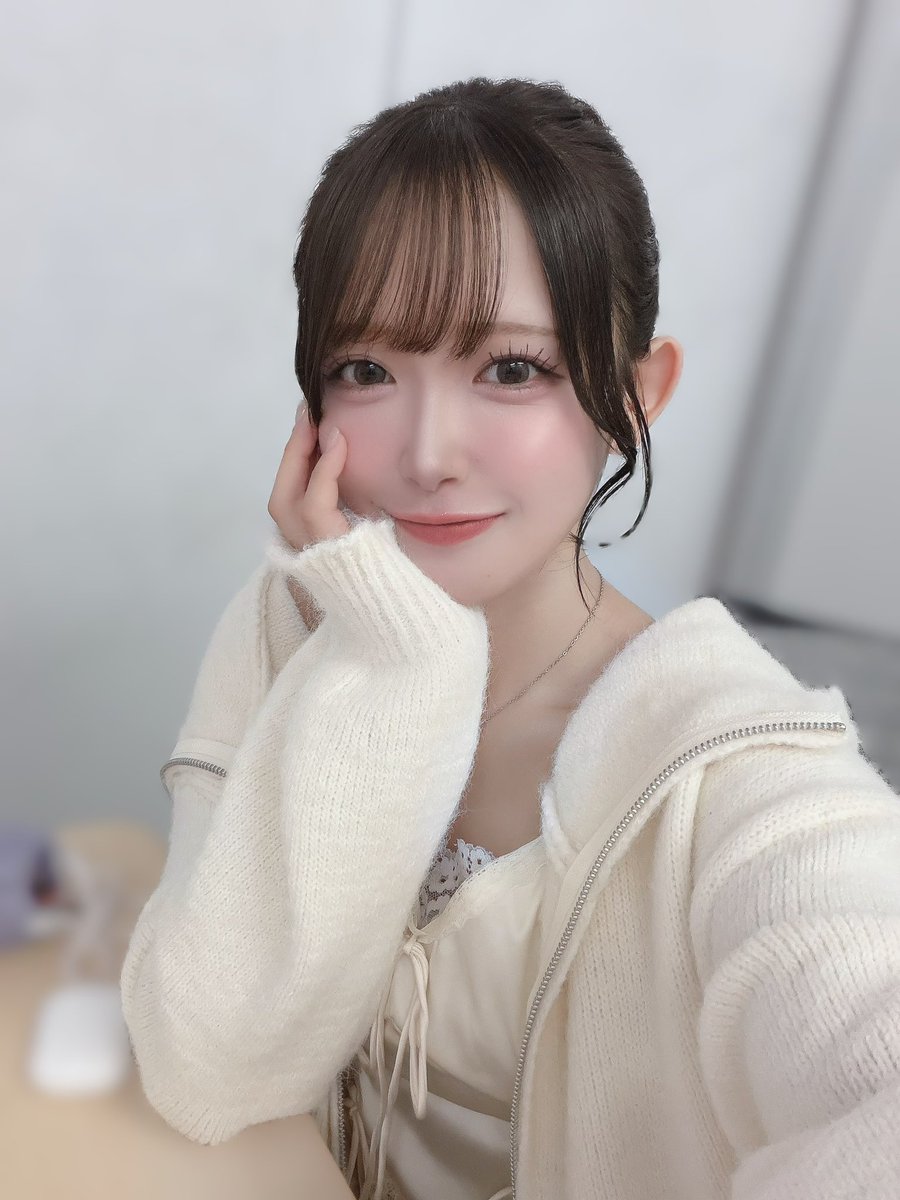 tanda_hazuki's tweet photo. ⋱ 特大お知らせ🌙 ⋰
なんと反田葉月のソロ楽曲が
 D4DJ #グルミク にて実装が決定しました❕

生きていたら何が起こるか分からないですね
まだ実感が湧いてないですが.....！！、
美夢ちゃんとして反田葉月として
ぜひプレイして楽しんでください
どの楽曲が実装されるかお楽しみに🎀

沢山プレイしてほしいな😭
#グルミク #グルミク６周年 #D4DJ