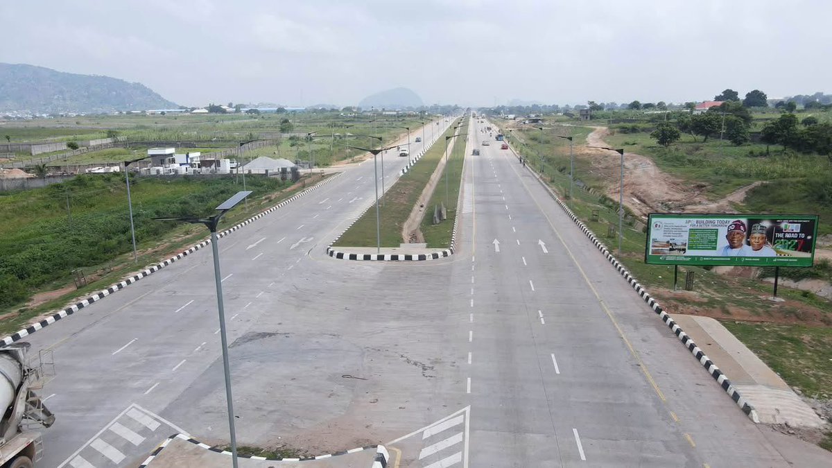 Yaxman00's tweet photo. #cristiano 📣 RENEWED HOPE IN ACTION: 81KM OF PROGRESS! 🇳🇬🛣️

President Bola Ahmed Tinubu has commissioned the 81km section of Lot 1 of the Abuja–Kaduna–Kano Road
#RenewedHope #TinubuMustStay #Tinubu2027 #RoadInfrastructure #APC #BuildingANewNigeria https://t.co/ICwQTYPgJu