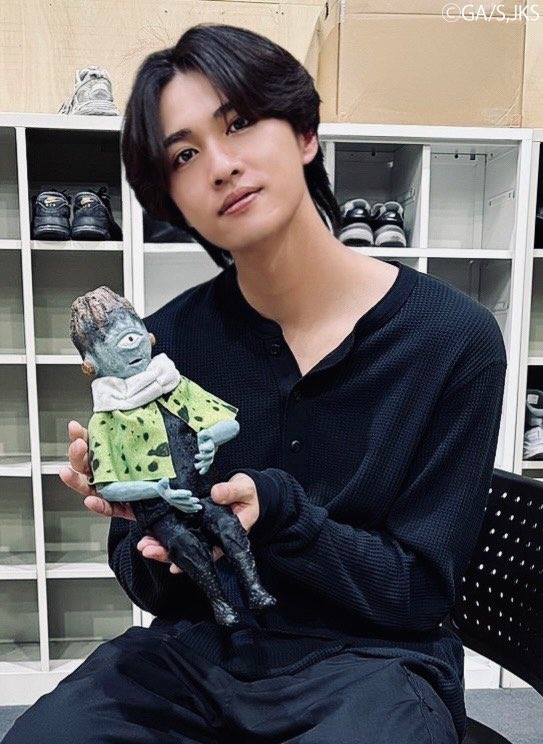 jujutsu_stage's tweet photo. 👟稽古場情報👟
舞台「呪術廻戦」-渋谷事変 前編-

枷場美々子役の #井手柚花 さんと枷場菜々子役の #八木美樹 さんの仲良しショット！
そしてアンサンブルの #窪田宗一郎 さんと漏瑚人形のお写真をお届け📷✨

ぜひ劇場へお越しください！

【チケット情報🎫】
https://t.co/UWeIkrNtAT https://t.co/cXEBe8xrQc