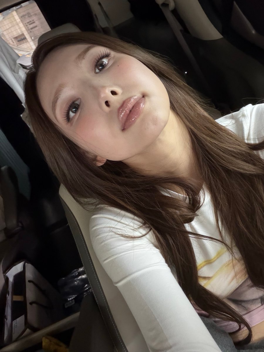 godmitzu's tweet photo. NAYEON SELCA SHE'S SO GORGEOUS https://t.co/ejXzQMuIbk