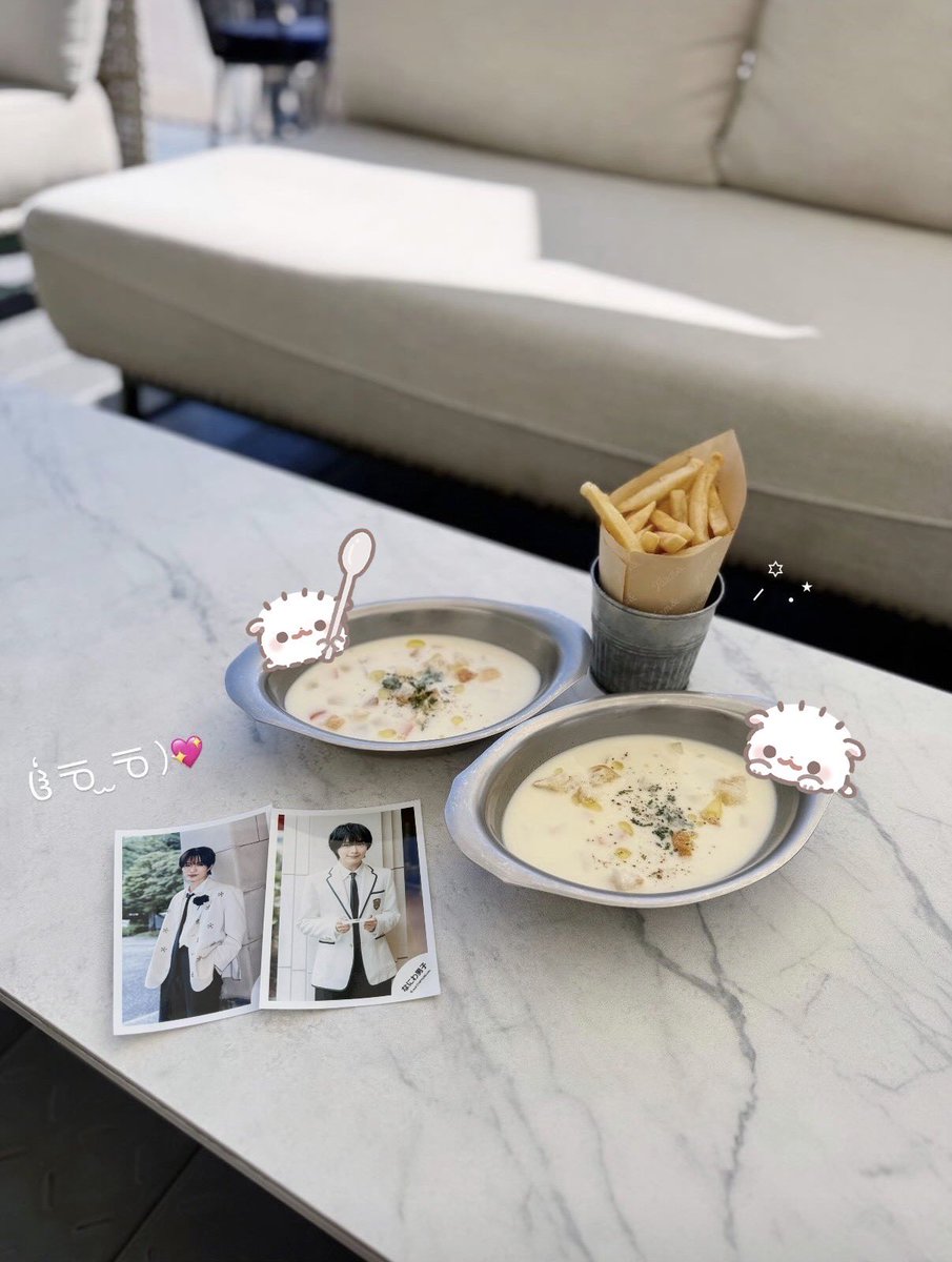 y__nya16's tweet photo. ネコチャンふたりで三角チョコパイ𑁊^. .^𑁊💕

オフショ似すぎてる奇跡(☆ᵕ☆)ここのトリュフ塩ポテトめっちゃ美味しかった𐩢𐩺◝✩ https://t.co/vm2Vo6B88c