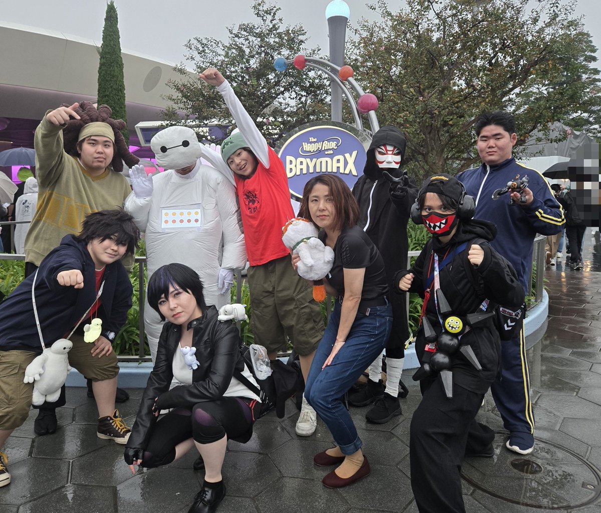 Nekonary21's tweet photo. 24日ランドにて今年のハロウィン納めしてきました。今年は9名にてベイマックス併せでした。ずっと雨で不完全燃焼でしたが、新調したベイマックスも動作良好でした。顔出しNGの方はご連絡下さい。
#Dハロ仮装2026 #ベイマックス #コブラ https://t.co/szOslwIxKT