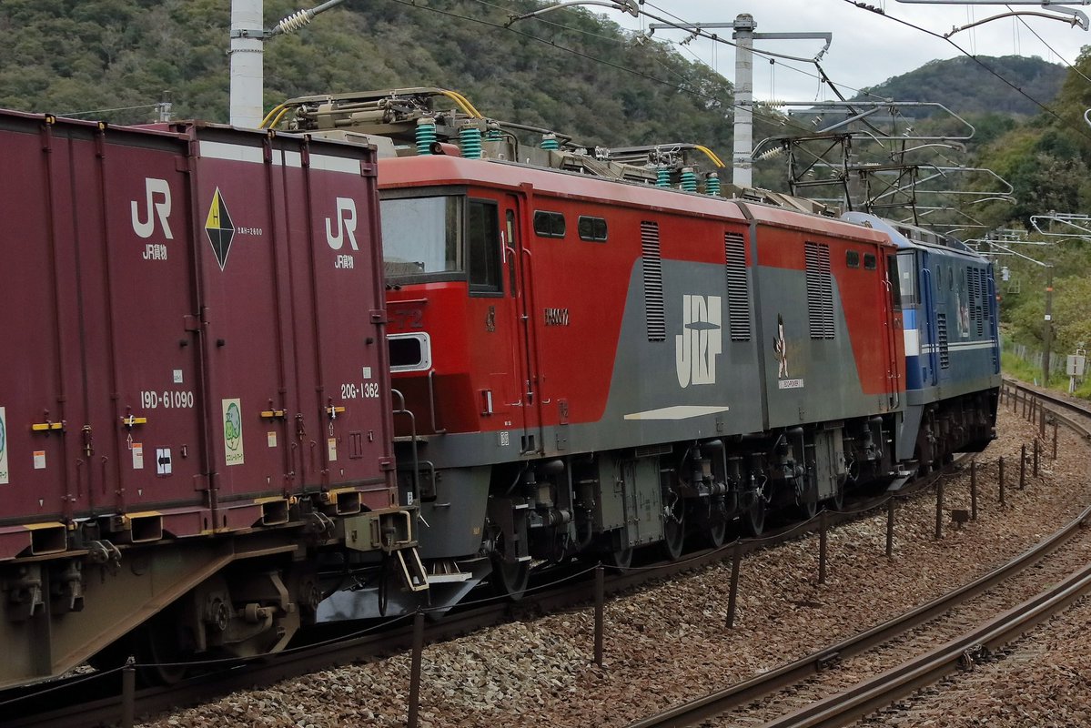 210EP's tweet photo. 10/25の2073レはEF210-108 + EH500-72❗️

小雨が降ったり止んだりのグズついた天気となった今日は、EF210-108号機が登板した2073列車です。
今日の次機無動力回送は、EH500-72号機が付きました。
金太郎が来る時はほぼ曇りや雨の日が多いです。
お伽話コンビはゆっくりと船坂峠を越えて行きました。 https://t.co/ndr42R5dKY