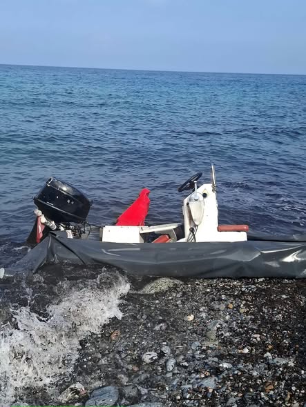panagiotis501's tweet photo. Ακριβώς δίπλα στο Λιμάνι στο Καρλοβάσι στην Σαμο, νεες αφίξεις αραπαδων και μουσουλμανων που μπαινουν οποτε γουσταρουν στην μονη χωρα διχως συνορα !!Θαναση κοιμηθηκες παραπανω σημερα που αλλαξε η ωρα?Συνεχισε τον υπνο κοιμισμενε που μας πουλας παπατζα πως φυλας τα συνορα!! https://t.co/ffntHL7oaY