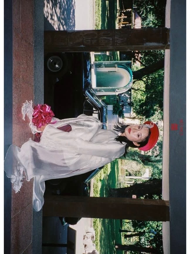 luresmag's tweet photo. Xéo Xọ debuts the Mỹ Vương collection-a nostalgic 1990s retrograde wedding tale crafted with modern Vietnamese sartorial finesse.

Bridging classic ivory Ao Dai brocades with contemporary avant-garde styling in Hanoi.

#Xeoxo #MyVuongCollection #VietnameseFashion #Hanoi #Lures https://t.co/iuuHG4SyBb