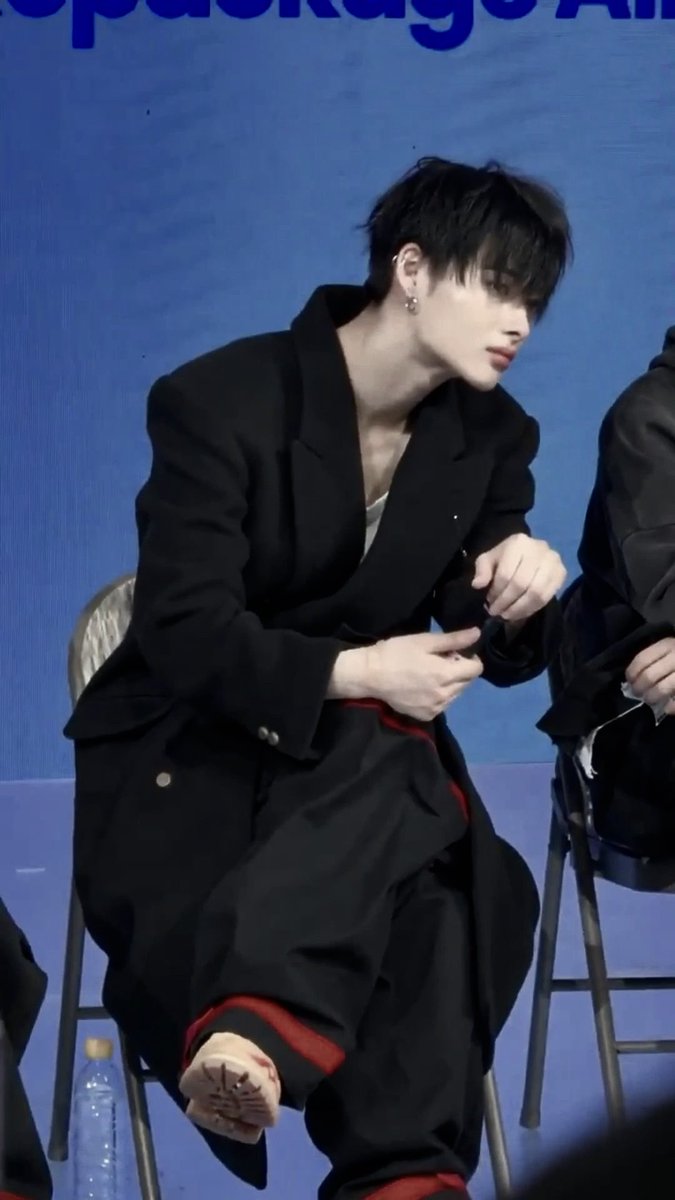 nshmrlrk's tweet photo. 검은 분위기만 풍기면 숨멎 https://t.co/PmoVearWL9