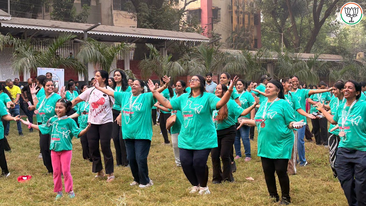 TejashriiK's tweet photo. 🌸🎗️ पिंकाथॉन – मॅरेथॉन आणि कर्करोग जनजागृती उपक्रम! 🏃‍♀️💗

आज अंबरनाथमध्ये आयोजित पिंकाथॉन उपक्रमात सहभागी होऊन महिलांचे आरोग्य, फिटनेस आणि कर्करोगाविषयी जनजागृती करण्याचा महत्त्वपूर्ण संदेश दिला.

यावेळी पथनाट्याद्वारे जनजागृती करण्यात आली. डॉ. स्वप्ना चौधरी यांनी उपक्रमाची माहिती दिली, तर डॉ. रेवती जठार यांनी गर्भाशयमुखाचा आणि स्तनाच्या कर्करोगाविषयी मार्गदर्शन केले.

या उपक्रमासाठी निमंत्रित केल्याबद्दल अंबरनाथ पिंकाथॉनच्या ब्रँड अँबेसिडर धृती चौधरी आणि त्यांच्या संपूर्ण टीमचे मनःपूर्वक अभिनंदन व आभार! महिलांच्या आरोग्यासाठी आणि जनजागृतीसाठी त्यांनी केलेले आयोजन कौतुकास्पद आहे.

यावेळी नगरसेवक श्री. कुणाल भोईर आणि नगरसेविका सौ. अपर्णा भोईर यांचीही साथ लाभली.

महिलांचे आरोग्य हीच खरी ताकद—जनजागृतीच्या या कार्याला मनःपूर्वक शुभेच्छा! 

CA सौ. तेजश्री विश्वजीत करंजुले पाटील
नगराध्यक्षा, अंबरनाथ नगरपरिषद 🪷

#Pinkathon #WomenRun #CancerAwareness  #catejashreekaranjule #ambarnath