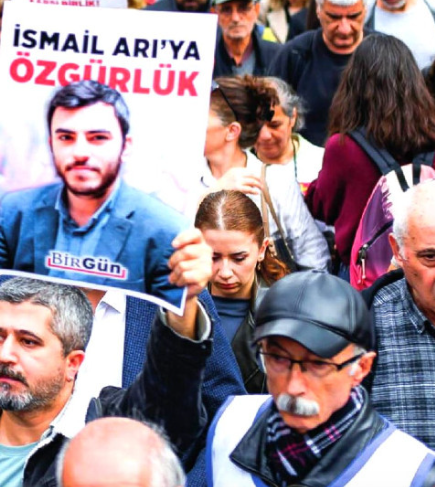 ocalnet's tweet photo. Bu kadar tiyatroya, bu kadar toplantı yerine ulaşıma, orada yedirmeye içirmeye kim para veriyor acaba...

(Öndeki amcanın bıyıkları da "Ya Ali, Hüüüü!" diyor ki, o biçim!) https://t.co/qsZj9nVrtu