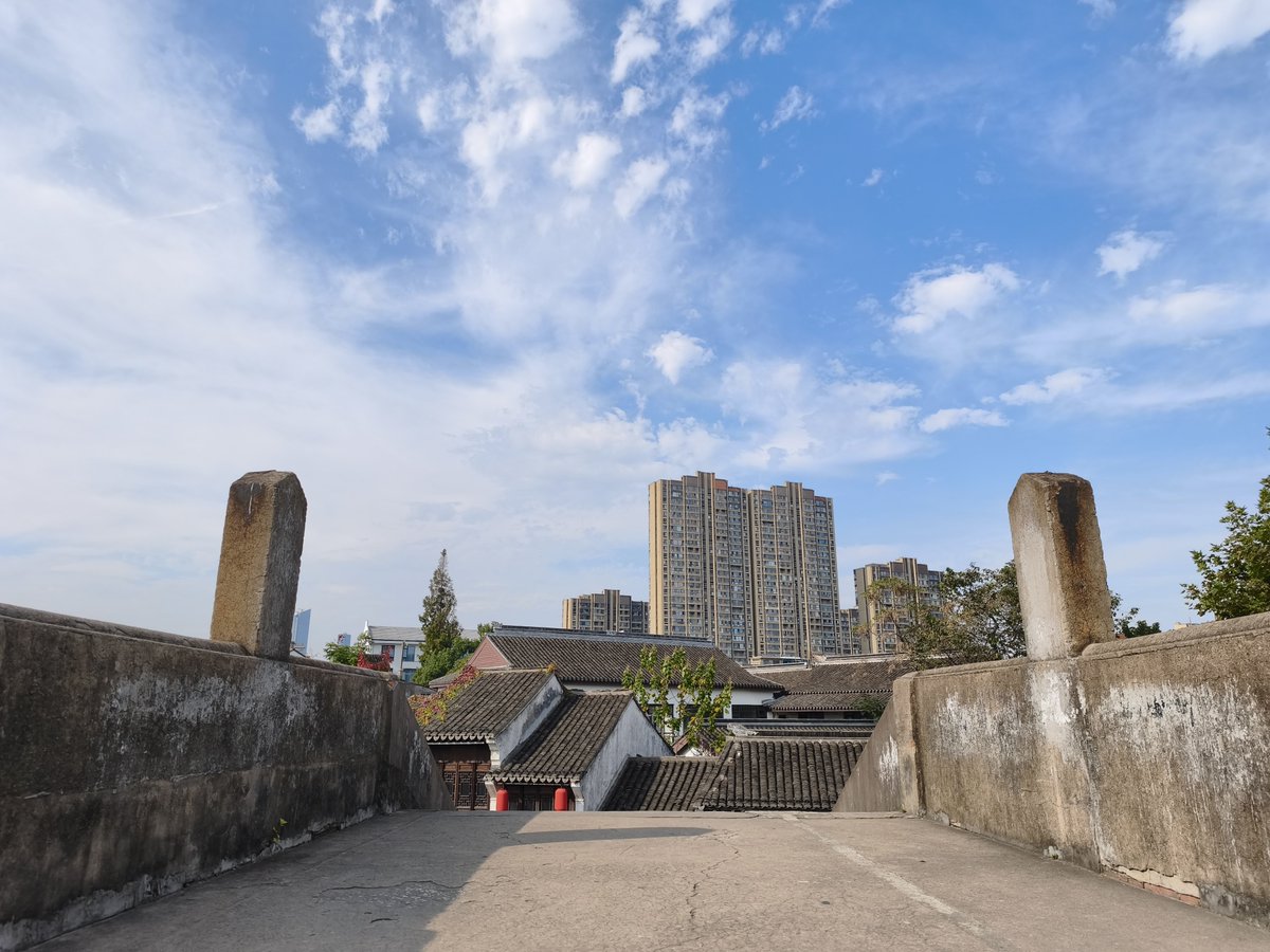 PiPiPiPi01234's tweet photo. 🇨🇳無錫振り返り

青空へと続く石段、登れば昔ながらの江南水郷の瓦屋根と、そのすぐ後ろにそびえ立つ近代的な高層マンション群。

歴史ある水郷風景と現代都市の高層建物が隣り合わせで同居している、この中国ならではのタイムスリップ感とスケール感がたまらない👍️ https://t.co/buLAh8m1PU