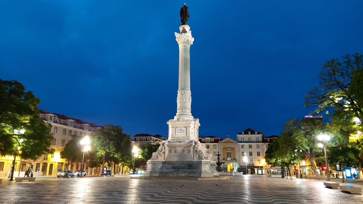 SimTulum's tweet photo. Lisboa, madrugada, uma bela praça do centro. Como antigamente https://t.co/xsDjjdLijG