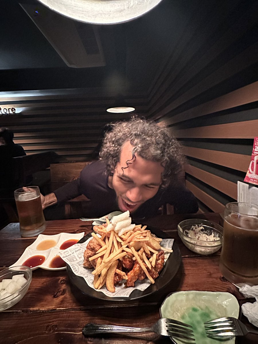 mvxgmto's tweet photo. Probably my Fav chicken chain in Seoul https://t.co/dOgGo6rp37
