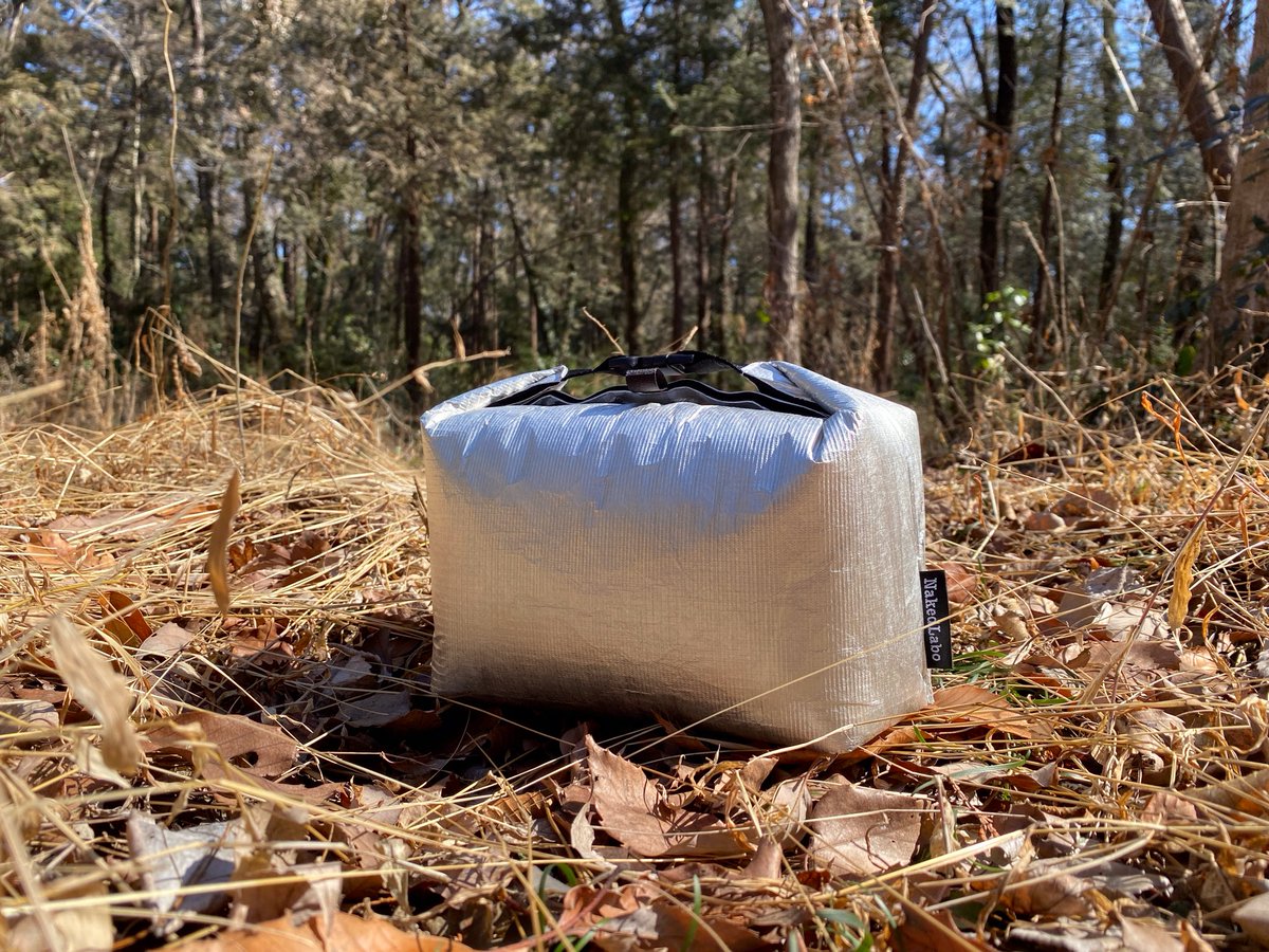 NakedLabo's tweet photo. =Power Puff Thermal Sack/MINI PLUS=

Power Puffシリーズの特徴的な充実した中綿の厚みに取り外し可能なAstoro Foilインナーを加えて更に上のレベルの断熱を目指し保冷/保温にアプローチ。

使用イメージ容量は500缶2本+α(食材等)。ソロ/小分け/1 Dayといったワードを意識したコンパクト設計です。 https://t.co/fme2c4o9Kc