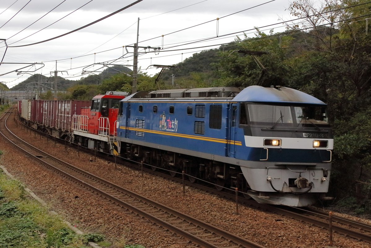210EP's tweet photo. 10/25の2077レはEF210-330 +HD300-18❗️

早いもので、今月も残すところ1週間となった今日の2投目は、EF210-330が代走を務めた2077列車です。
今日の次機無動力回送はHD300-18号機が付きました。
今日は久しぶりに2本の連続ムドで、桃の代走は残念でしたが、牽引機のEF210形は大活躍❓となりました。 https://t.co/56HcS1QwIj