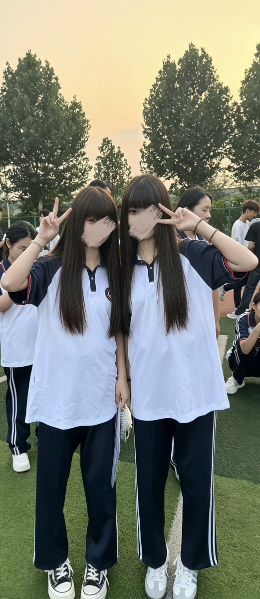 lhngbfpgkken's tweet photo. 周末放假 双倍快乐呀   初中生

有人想锐评一下我跟闺蜜福嘛 🥹  

看完不许瞎说，赶紧看，我要删了

流言1就给，无🚪无🚪！！！ https://t.co/6fNuYBciHK