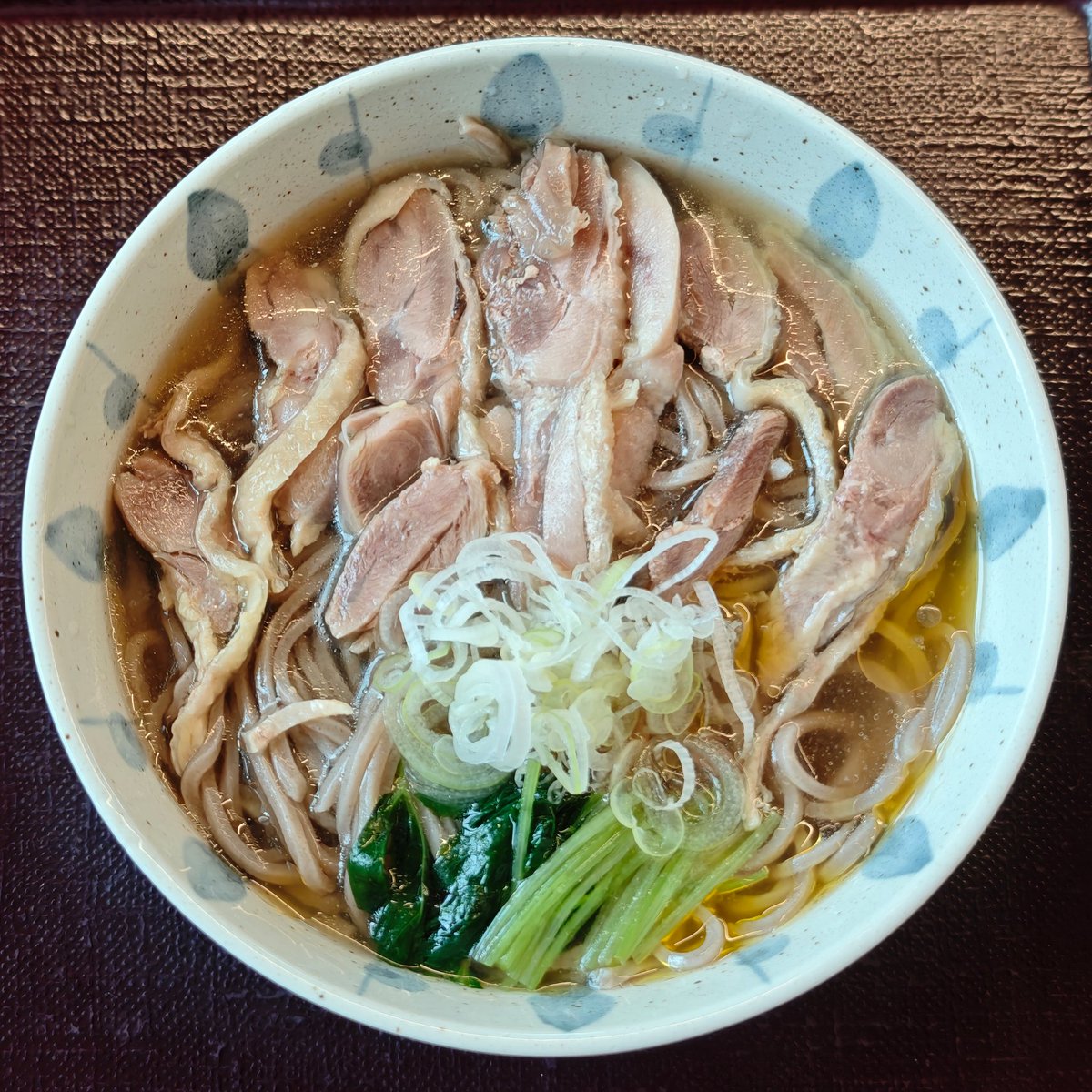 TreeDragon5's tweet photo. 今日のランチ☔️🍴
山形県南陽市の、そば処みづき庵へ初訪✨

山形名物の「肉そば(冷)普通」を注文♪

添加物化学調味料不使用、鶏の旨みたっぷりの優しい味わいの鶏スープ。
そばは太めでコシがあります！
TPの親鶏は歯応えあるも柔らか。

美味い😋🍴💕

#ランチ #冷たい肉そば #山形グルメ #そば https://t.co/Hy9EbTDlGB