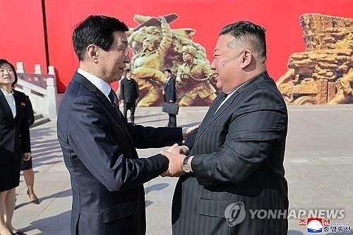 Sprinter_Press's tweet photo. Kim Jong-un Emphasized Strengthening Relations Between Pyongyang and Beijing During Visit to China

Kim Jong-un Emphasized Strengthening Relations Between Pyongyang and Beijing During Visit to China

🔹 The leader of North Korea, Kim Jong-un, emphasized the strength of the long-standing relations between the two countries during a visit to the Chinese border city of Dandong.

🔹 He also paid tribute to Chinese soldiers who participated in the Korean War of 1950-1953 at a memorial dedicated to the war.

🔹 Noting China's support for North Korea during that war, he emphasized the need to preserve and strengthen the long-standing friendship between the two countries.