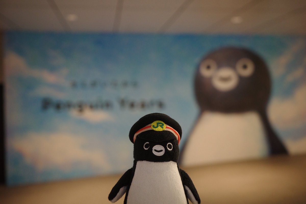 suisuipengu1n's tweet photo. 駅タグスタンプラリー中のペン活の思い出
東京駅の動輪の広場でPenguin Yearsの巨大広告をしみじみ眺めてきました！大きなご尊顔🐧
#東京駅
#Suicaのペンギン
#PenguinYears https://t.co/AjDo3wP7Qd