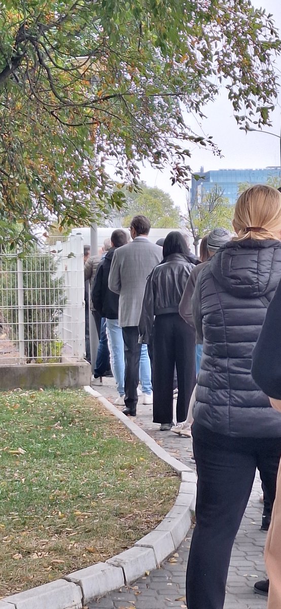 PremiumObserver's tweet photo. AV čeka u redu, kao običan građanin 😅 https://t.co/iso2htbcAm