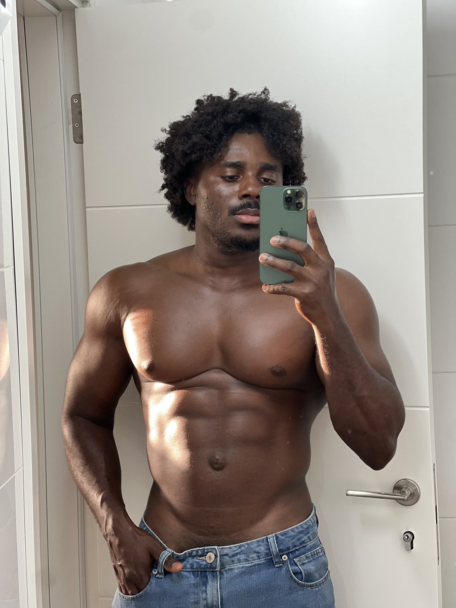 Callmejamieee's tweet photo. 🥷🏽s get in shape and fall in love with jeans. https://t.co/tY1IjDv5PX