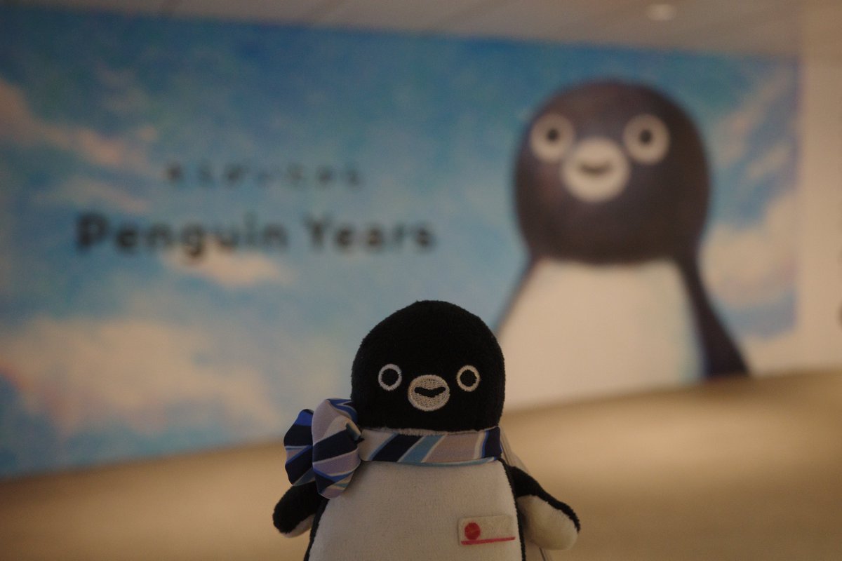 suisuipengu1n's tweet photo. 駅タグスタンプラリー中のペン活の思い出
東京駅の動輪の広場でPenguin Yearsの巨大広告をしみじみ眺めてきました！大きなご尊顔🐧
#東京駅
#Suicaのペンギン
#PenguinYears https://t.co/AjDo3wP7Qd