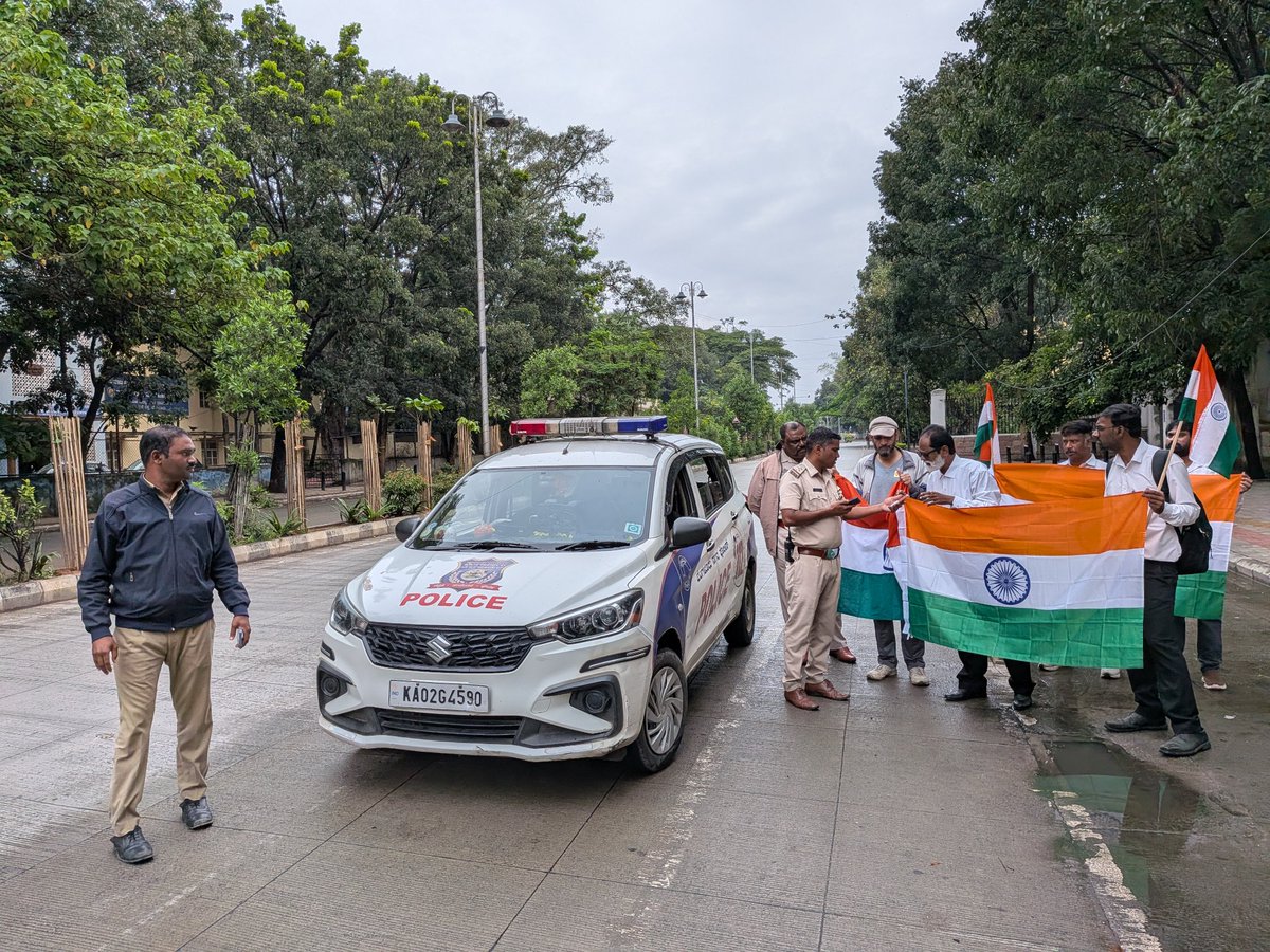 bahudari's tweet photo. Please excuse them, they were busy asking us why we were carrying the 🇮🇳 &amp; singing the National Anthem without prior permission. https://t.co/qAjMHwhoe4