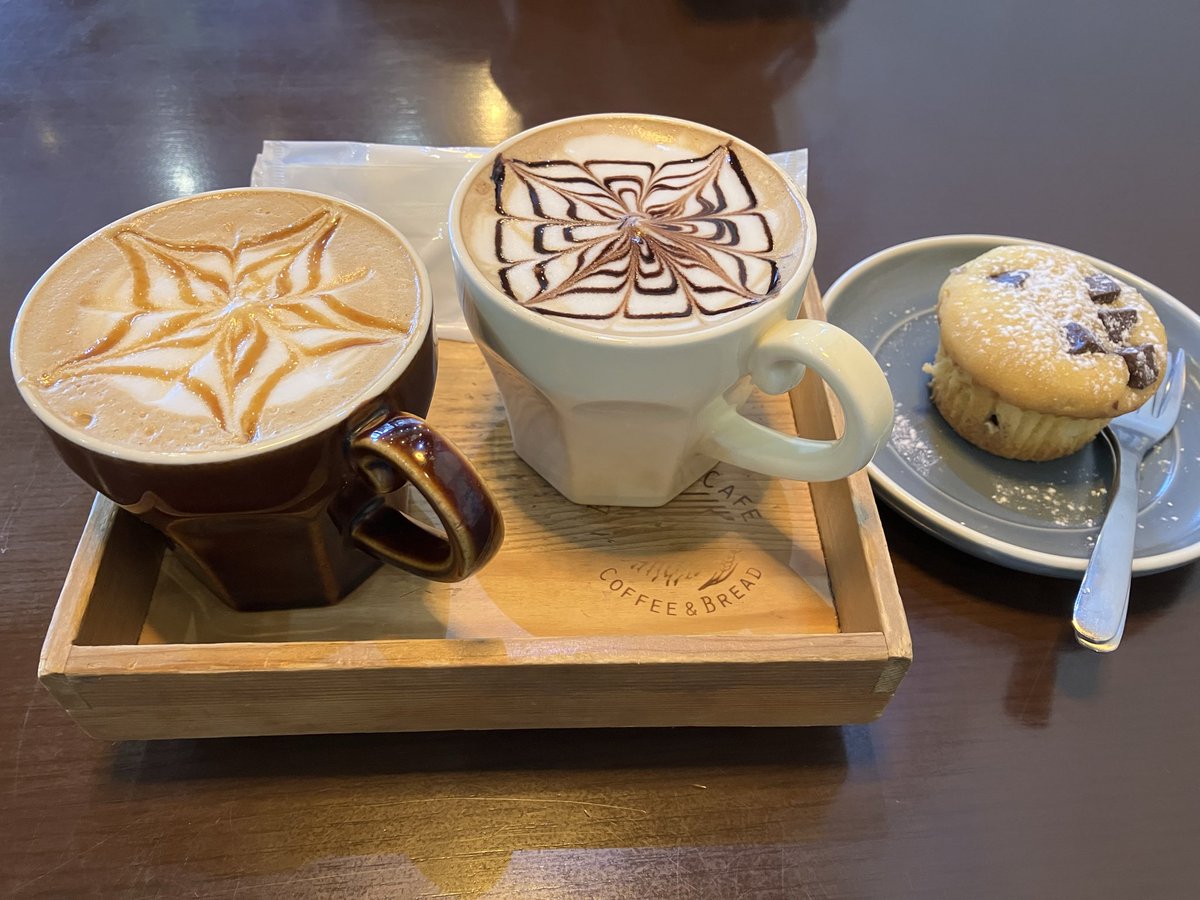 lBS34cqJltg6JOG's tweet photo. BORDER CAFE(ボーダーカフェ)
「キャラメルラテ(HOT)600円、チョコクッキーラテ(HOT)600円、チョコマフィン390円」
見た目も華やかなラテアートにほっこり☕
甘いドリンクとチョコマフィンで、カフェタイムを満喫😋
#BORDERCAFE
#ボーダーカフェ
#春日部カフェ
#ラテアート
#カフェ巡り https://t.co/548BZHZSST