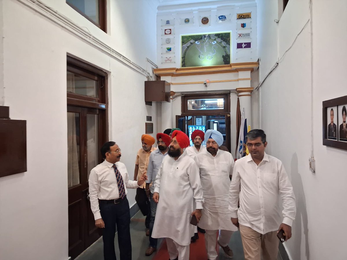 MannHarinderpal's tweet photo. ਬੀਤੇ ਦਿਨ ਪੰਜਾਬ ਵਿਰੋਧੀ ਧਿਰ ਦੇ ਨੇਤਾ ਸ. ਪ੍ਰਤਾਪ ਸਿੰਘ ਬਾਜਵਾ ਜੀ ਨਾਲ ਸਾਡੇ ਪੁਰਾਣੇ ਸਕੂਲ (ਪੰਜਾਬ ਪਬਲਿਕ ਸਕੂਲ ਨਾਭਾ) ਵਿਖ਼ੇ ਪੁਰਾਣੀਆਂ ਯਾਦਾਂ ਸਾਂਝੀਆਂ ਕੀਤੀਆਂ
@Partap_Sbajwa https://t.co/kK46lIgkKr