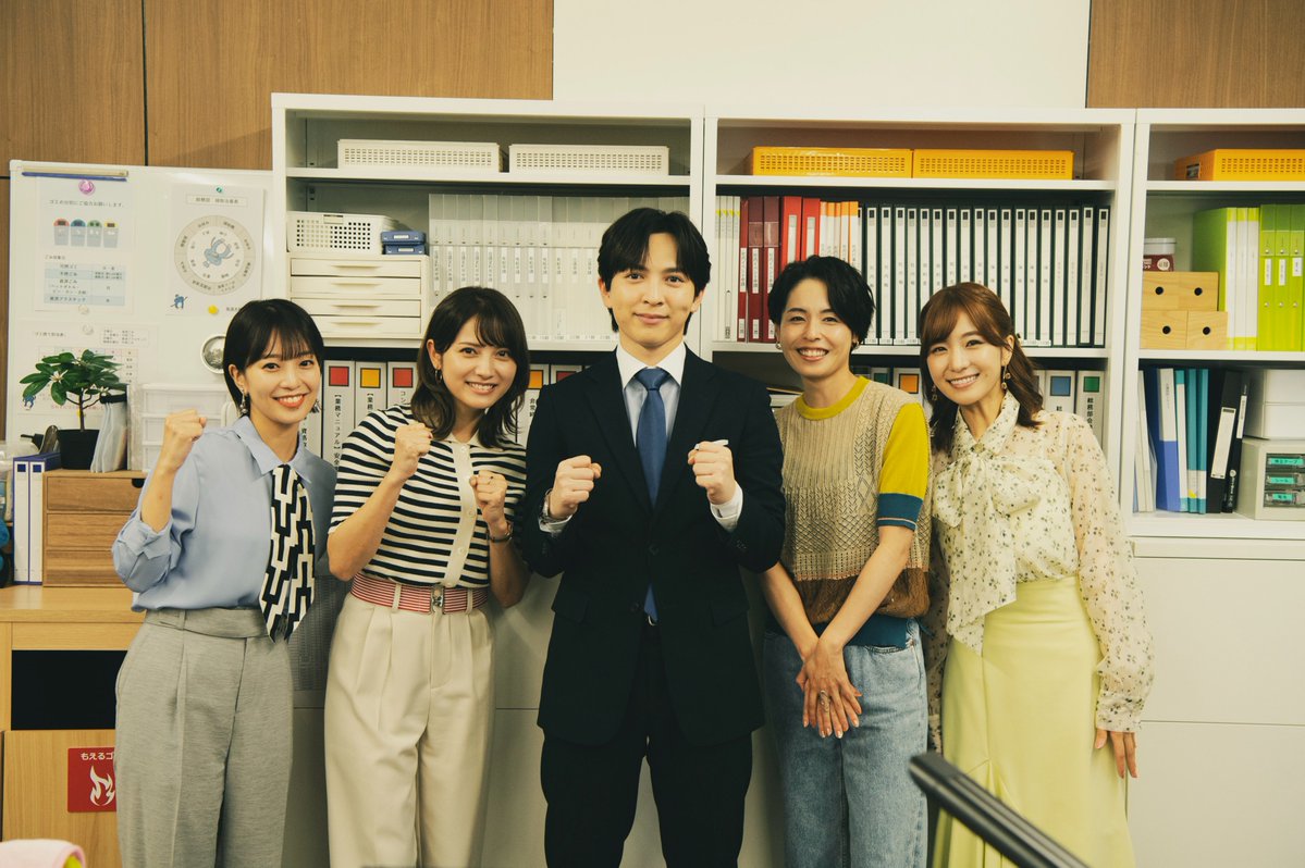 dekiai_mx's tweet photo. ⭐️#ドラマ溺愛❤️‍🩹オフショット⭐️
真白(#吉田仁人 )、皐月(#桃月なしこ )、あさ美(#西原亜希)、佳奈(#日比茉鈴 )、百合香(#野口チ優 )、いつも賑やか総務部チームの皆さん☀️1話から色々ありますが…こちらもオフは楽しげです😊
『溺愛　〜 実は、最強ヒーロー 〜』
【𝟏𝟎月𝟑𝟎日(金)よる𝟏𝟏時放送】 https://t.co/LN8M1ipIeb