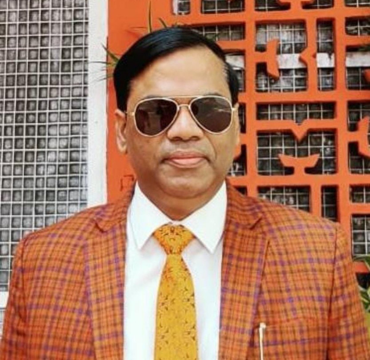 JaikyYadav16's tweet photo. इनका नाम है रवि दिवाकर जो मुजफ्फरनगर के फास्ट ट्रैक कोर्ट में जज की जिम्मेदारी संभाल रहे थे।

मुजफ्फरनगर में 10 महीनों में रवि कुमार दिवाकर ने ताबड़तोड़ सुनवाई करते हुए 23 लोगों को फांसी की सजा सुनाई थी लेकिन

अब उनका ट्रांसफर करके फैमिली कोर्ट में भेज दिया गया है।

रवि कुमार दिवाकर न्याय प्रक्रिया में चर्चा का विषय बने हुए थे इनका मानना था कि अगर कोई अपराधी दोषी है तो उस मामले में त्वरित न्याय होना चाहिए।

जितने भी लोग अच्छा काम करते हैं पता नहीं क्यों लोग उनका ट्रांसफर करवा देते हैं।