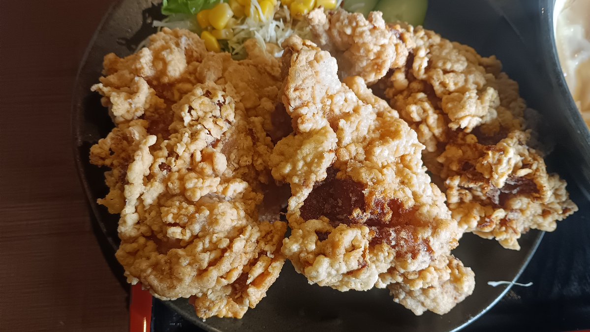 bP7H9j8Y90zNa1N's tweet photo. 梅田飯店(桐生市)

ひもかわうどんで知られる平打ち麺の帯麺とﾃﾞｶ盛りｸﾞﾙﾒで有名な定食屋ｻﾝでﾐﾆ唐揚げ定食と醤油ﾍﾞｰｽの帯麺🍜🍚🥢

とにかく量が凄くてお持ち帰り前提🤣🍚🥢

幅広麺は食感ﾂﾙﾂﾙ🥳🍜

ももの唐揚げはｻｸﾌﾜｼﾞｭｰｼｰで一口で脂が飛び出してたまらないのだ🤣🍚 https://t.co/NLLO8BSnln
