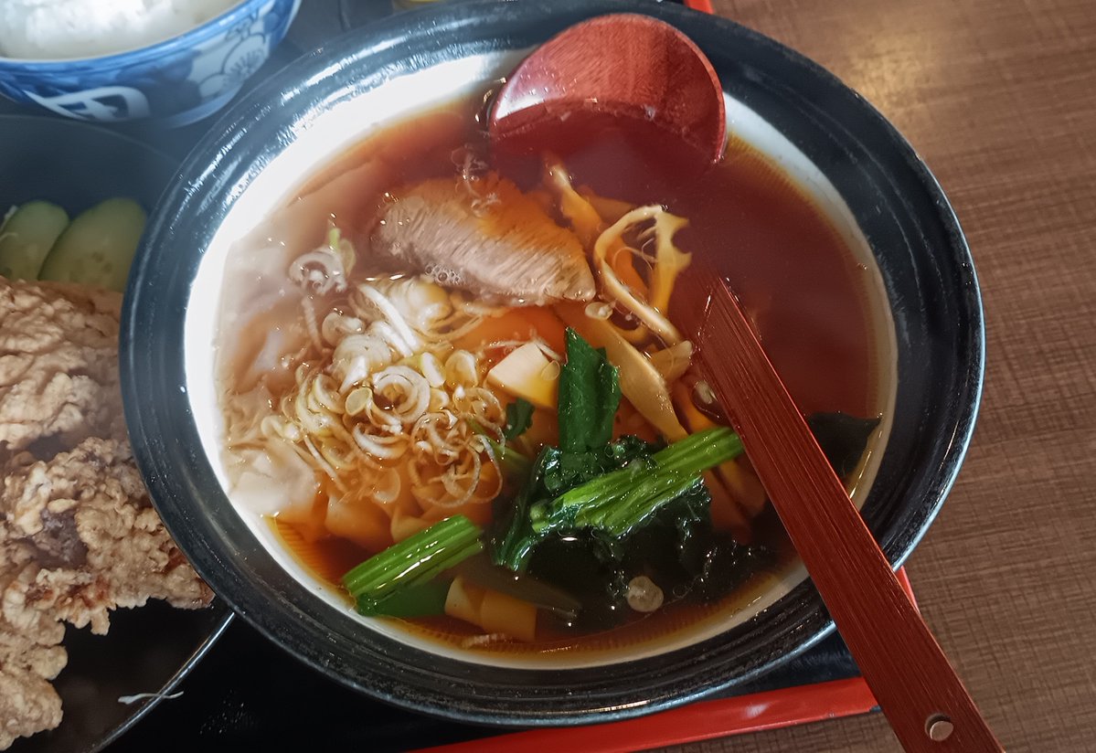 bP7H9j8Y90zNa1N's tweet photo. 梅田飯店(桐生市)

ひもかわうどんで知られる平打ち麺の帯麺とﾃﾞｶ盛りｸﾞﾙﾒで有名な定食屋ｻﾝでﾐﾆ唐揚げ定食と醤油ﾍﾞｰｽの帯麺🍜🍚🥢

とにかく量が凄くてお持ち帰り前提🤣🍚🥢

幅広麺は食感ﾂﾙﾂﾙ🥳🍜

ももの唐揚げはｻｸﾌﾜｼﾞｭｰｼｰで一口で脂が飛び出してたまらないのだ🤣🍚 https://t.co/NLLO8BSnln