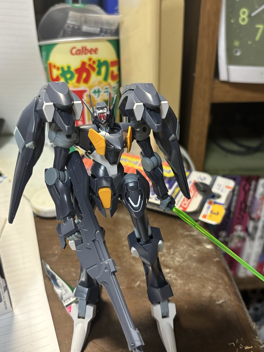 chuu1012's tweet photo. 久々のガンプラファラクト
一部クリアパーツつけておらず右肩のビットコンテナのジョイントが破損して悲しいですがパチ組みでこのクオリティは素晴らしいですね https://t.co/evZ9c1Hj5Y