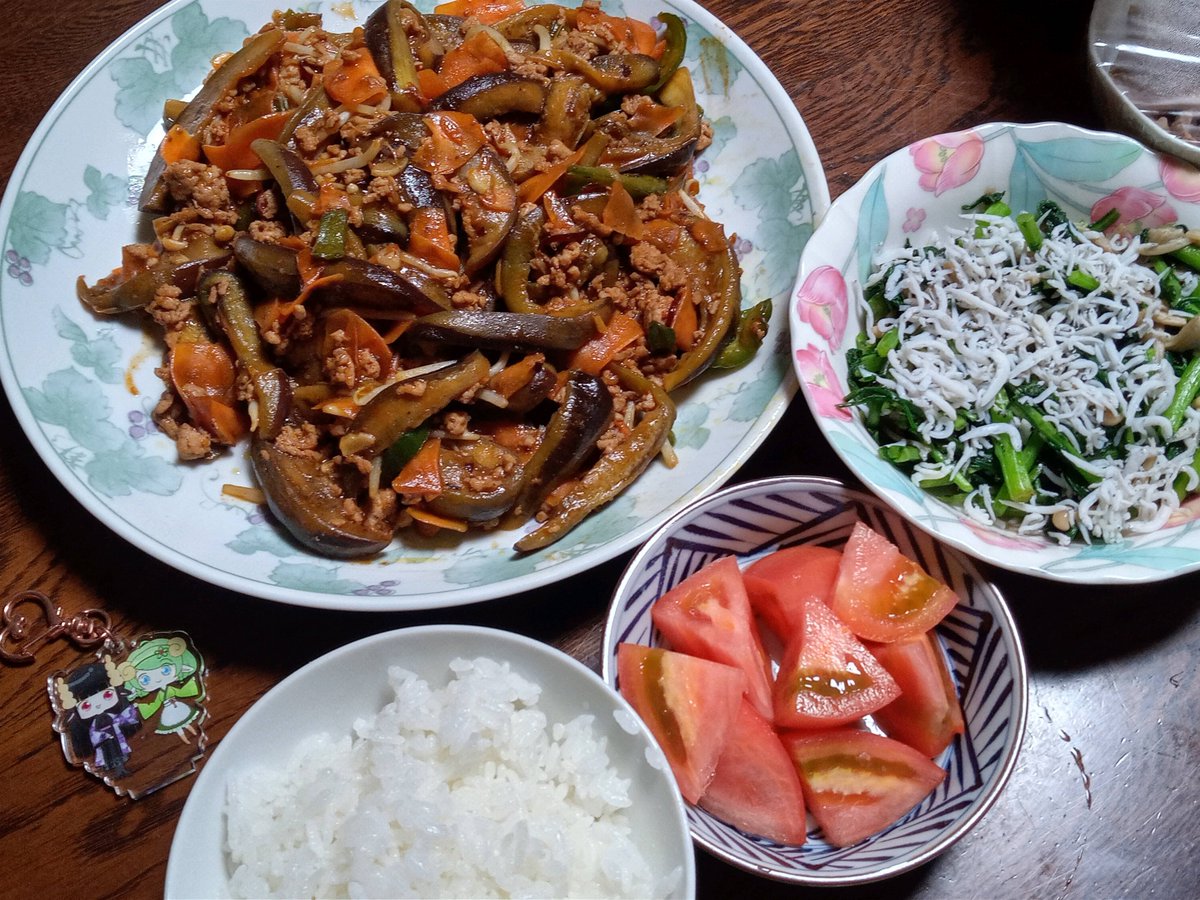 KirinSetMenu's tweet photo. ここ2、3日忙しさにかまけて食べるのを忘れていたと思うの…
という訳で、特盛麻婆茄子、春菊のシラス胡麻油和え、トメィトゥ
いただきます！🍆🐏🥩🐏🌿🍅🦒 https://t.co/MuA4115Vej