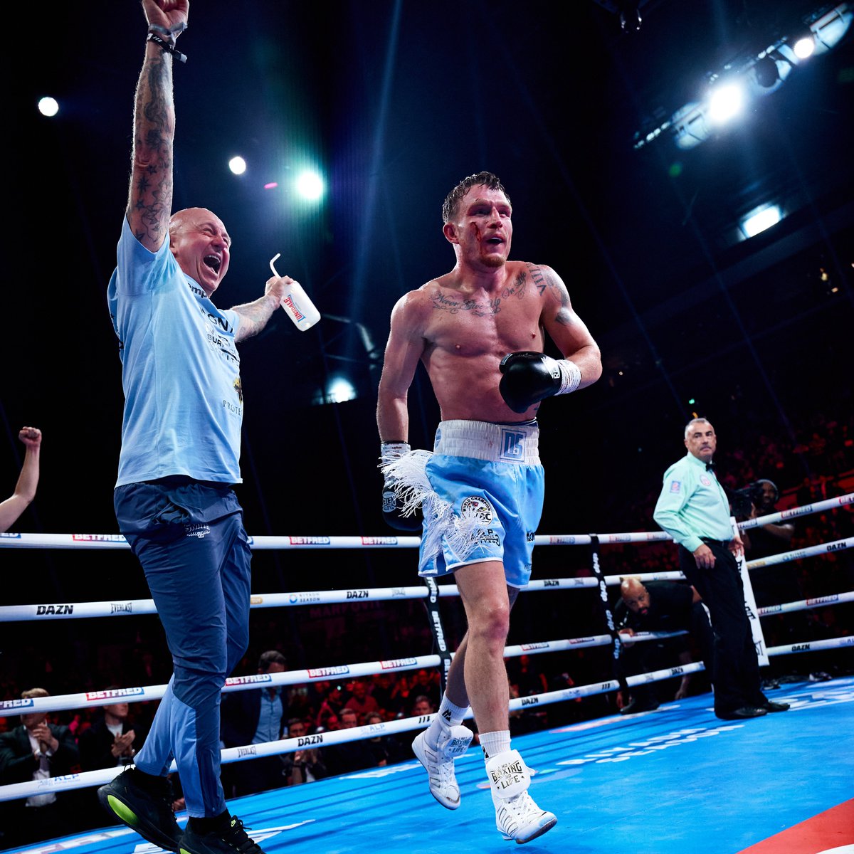 swfc's tweet photo. What a night for @daltonsmith08 🥊

Congratulations to the world champion! Looking forward to what comes next for the Wednesdayite..🦉 https://t.co/D42fNknFd2