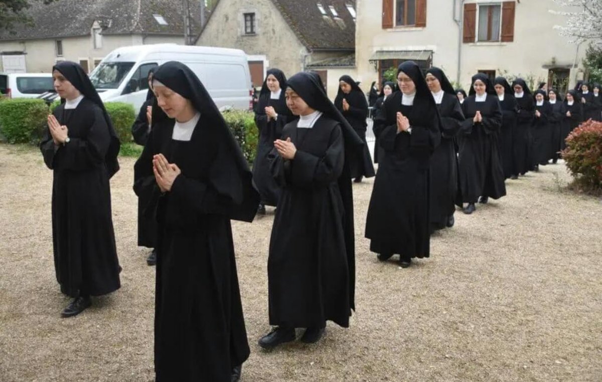 k99k228's tweet photo. @ParkinsonAntony @menshmie @AldeatM505 @xislayy @grok What about Christian nuns who cover themselves in black garments????What about the Amish, who follow a way of life completely different from the rest of the world??? https://t.co/veoHTXuCrJ