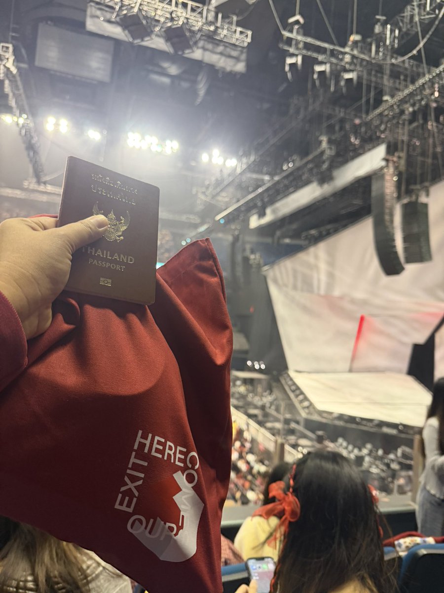tiwawang85's tweet photo. เข้ามาในคอนแล้วนะค่ะ ยังตื่นเต้นใจสั่น ไม่คิดไม่ฝันขออนุญาตโพสต์รัวๆๆๆอย่าเพิ่งรำคาญกันนะ   
 HERE COMES OUR EXIT NANJING 2
#XiaoZhanConcertxNanjing 
#XiaoZhan #เซียวจ้าน https://t.co/vKfWaZX4hH