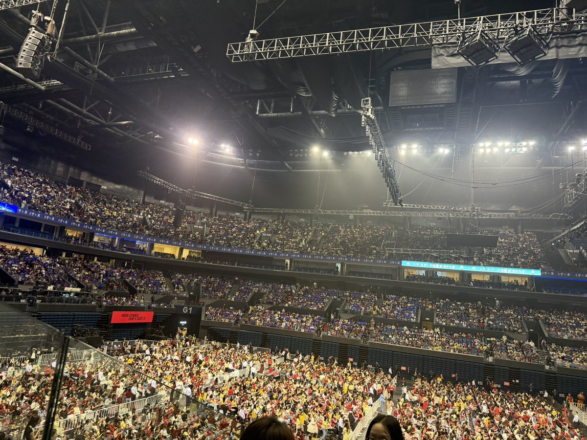 tiwawang85's tweet photo. เข้ามาในคอนแล้วนะค่ะ ยังตื่นเต้นใจสั่น ไม่คิดไม่ฝันขออนุญาตโพสต์รัวๆๆๆอย่าเพิ่งรำคาญกันนะ   
 HERE COMES OUR EXIT NANJING 2
#XiaoZhanConcertxNanjing 
#XiaoZhan #เซียวจ้าน https://t.co/vKfWaZX4hH