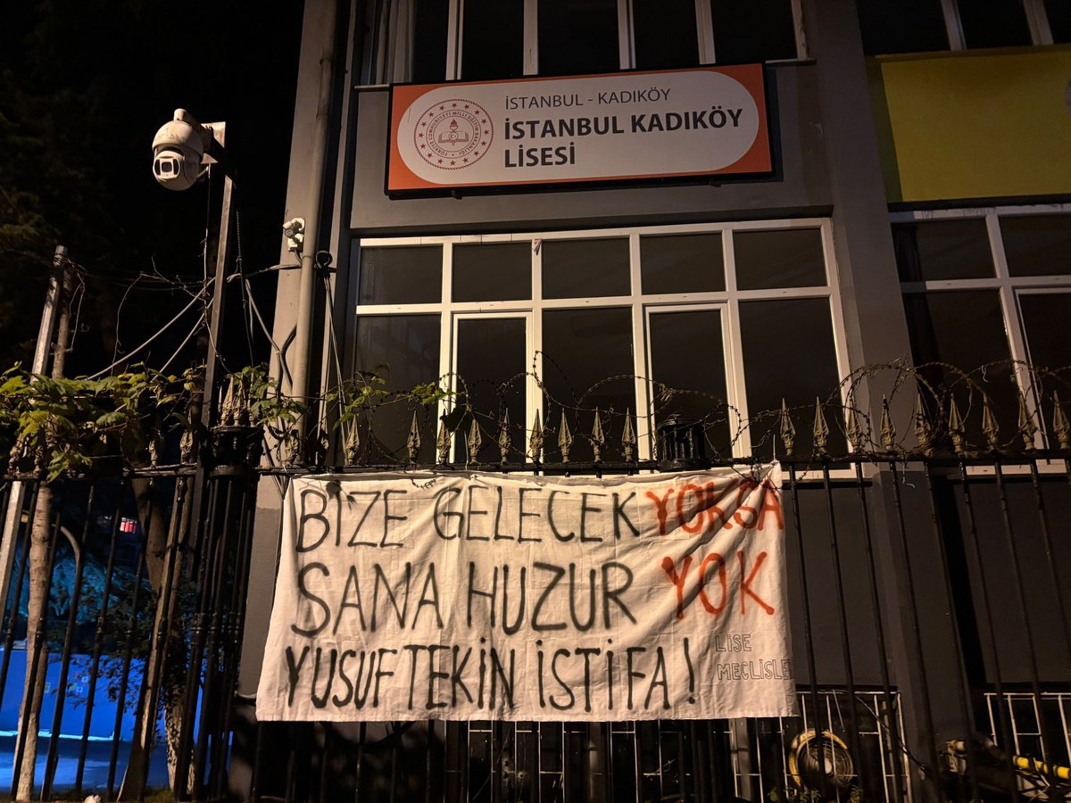 ToplumsalMht280's tweet photo. Eğitim Bakanı Yusuf Tekin, öğrencileri gözaltına aldırttı!

Yusuf Tekin’in İstanbul Kadıköy Lisesi'ni ziyareti öncesi okula “Bize gelecek yoksa sana huzur yok. Yusuf Tekin istifa!” pankartı asan iki TİP’li öğrenci gece yarısı evinden gözaltına alındı.