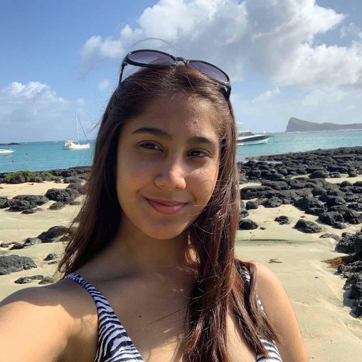 InstitutJustice's tweet photo. 25 octobre 2019. Creil. Shaïna a 15 ans et n'a pas une adolescence facile. Malgré l'amour que sa famille lui porte, ses fréquentations lui font vivre un calvaire. 

Il y a d'abord Ahmed*. En 2017, ce garçon de son collège lui fait subir un viol collectif, qu'il filme et partage fièrement en direct sur Snapchat. 

Shaïna porte plainte, mais sans effet réel. Son agresseur sera placé dans un centre éducatif fermé... mais libéré au bout d'un mois. 

Et il va rapidement vouloir se venger. En 2019, avec une dizaine de complices, ils tabassent la jeune adolescente dans un parc jusqu'à ce qu'elle perde connaissance. 

Là encore Shaïna porte plainte. Mais Ahmed est immédiatement libéré sous contrôle judiciaire. 

6 mois plus tard, Driss*, un garçon de 17 ans, l'approche. Il a entendu parler de sa réputation de "fille facile" et il veut en profiter. 

Sauf que Shaïna tombe enceinte et veut garder l'enfant. Et Driss ne le supporte pas. 

Ce 25 octobre 2019 il donne rendez-vous à la jeune adolescente dans une cabane de jardin. Là, il lui ordonne de se déshabiller. 

Puis il la poignarde de 15 coups de couteau avant de brûler son corps avec de l'essence. 

Seuls son appareil dentaire et sa bague permettront d'identifier son corps. 

En raison de son "très jeune âge", Ahmed ne sera condamné en 2022 qu'à un an de prison. Ses complices à 9 mois.

Le procès de Driss s'est tenu en juin 2023. Alors que l'avocat général avait requit 30 ans de prison, l'excuse de minorité n'a pas été écartée. 

L'assassin de Shaïna ne sera donc condamné qu'à 18 ans de prison. 

Dans l'espoir d'une sanction plus ferme, la famille a réclamé au parquet de faire appel, sans effet. 

N'oublions jamais Shaïna Hansye.

*les vrais prénoms des coupables n'ont pas été diffusés par la presse
