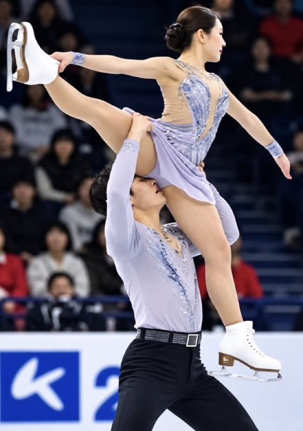 Kiki_earthian's tweet photo. え、、、これやばない？？？

ダンスのたびに手や口をプライベートな場所に置くのって何なの？？😭 振り付けの一部なの？？

って思ってたけど、本音きいて怖くなったわ、、、やば、、、 https://t.co/15PvwxySbd