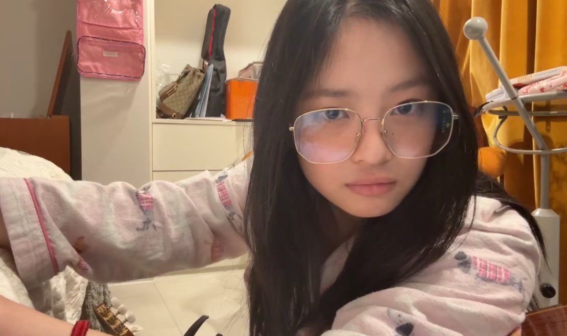 Cm0ngkey's tweet photo. 너 따라할 수 있어?🤨    이게 내 이모지야 😠 https://t.co/sbtNR2zbpk
